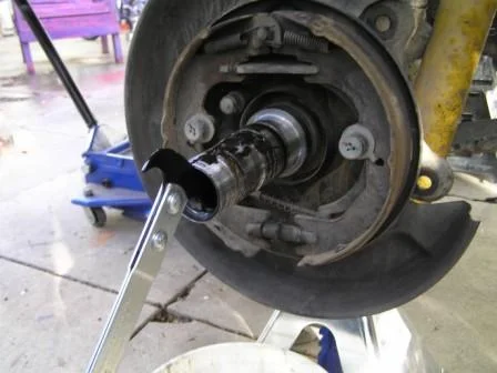 rear_axle seal removal.webp