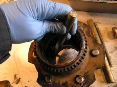 rear_bearings race removal.webp