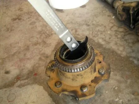 rear_inner bearings seal removal.webp