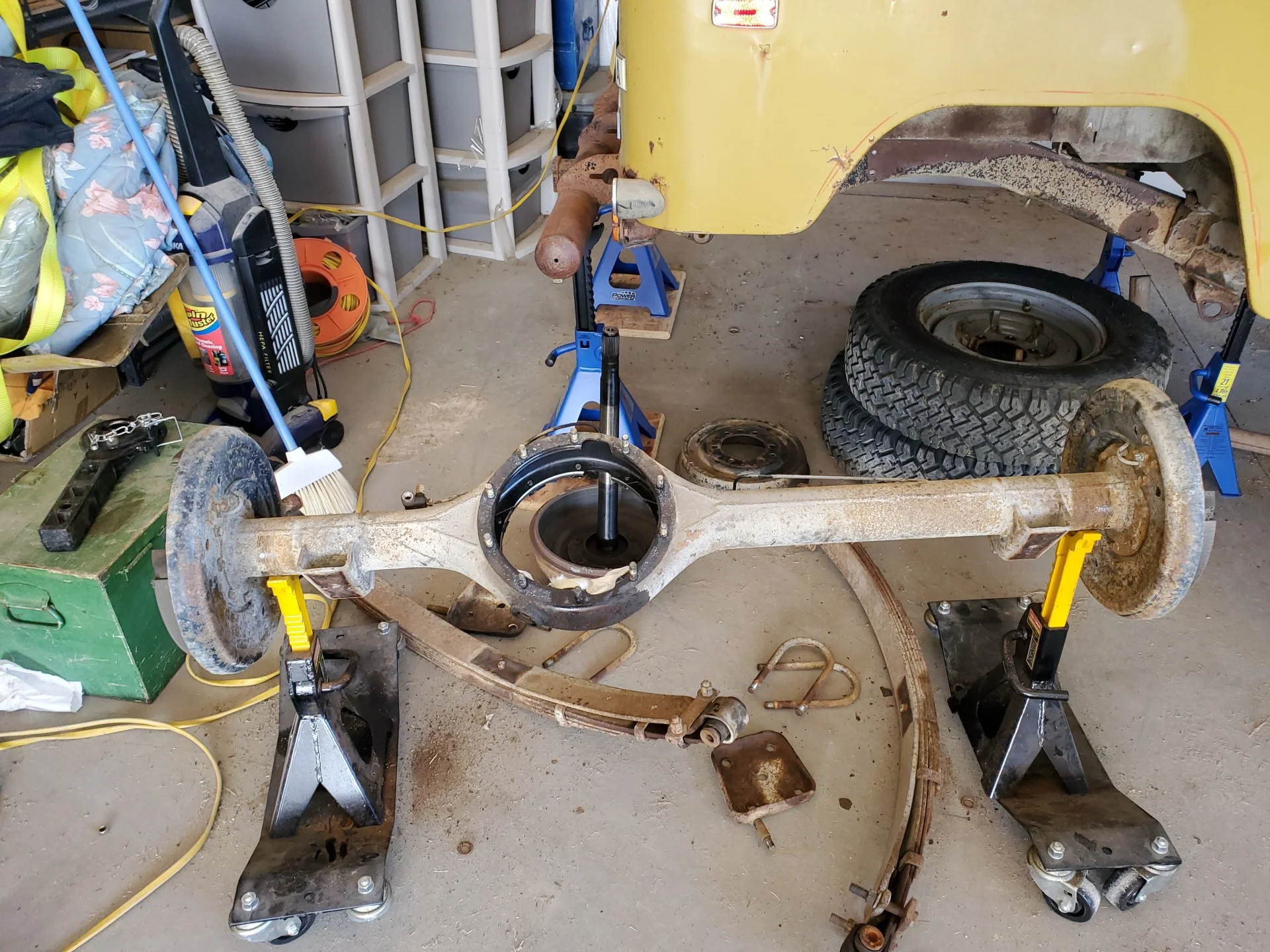 REMOVED THE SPRINGS FROM THE FJ40 AXLE TO TAKE MEASUREMENTS FOR THE CENTER OF THE PERCHES.jpg