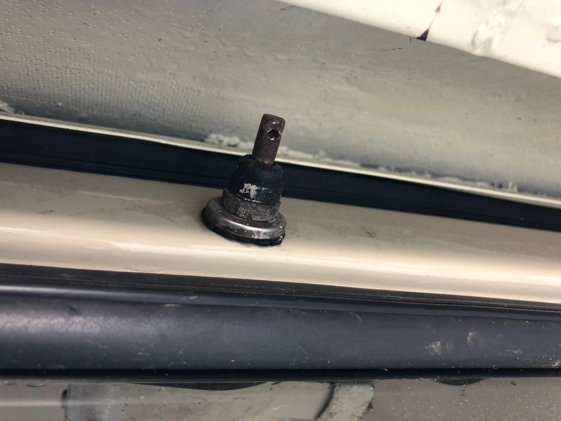 Rusted_Wiper_Motor_Bolt_TNK_FJ40.jpg