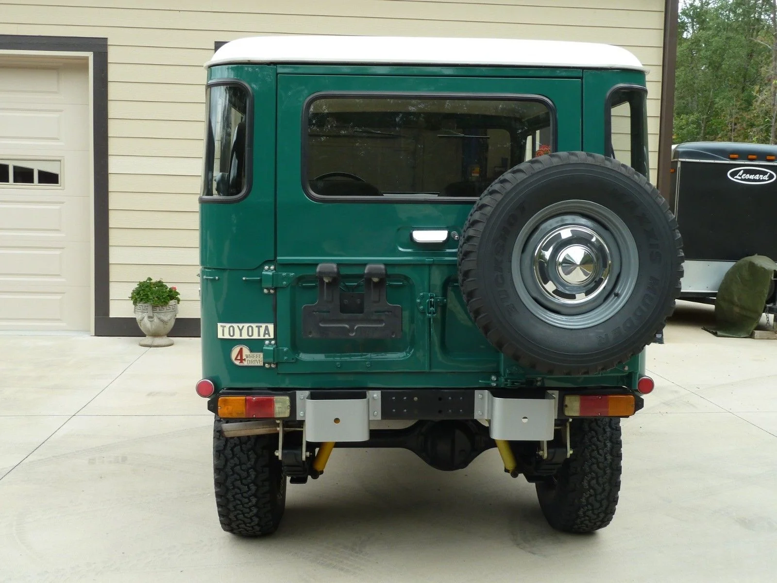 1933219