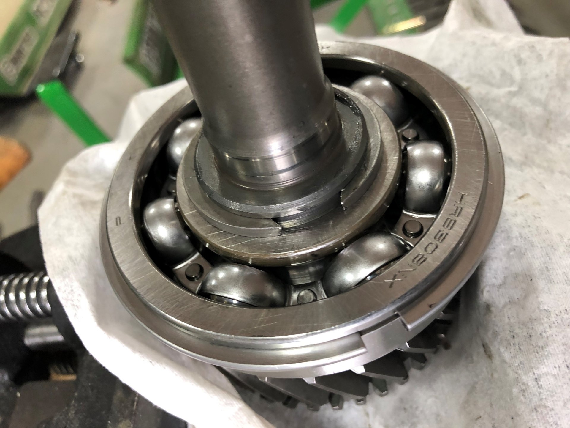 SNAP RING INSTALLED TO RETAIN THE INPUT SHAFT BEARING.jpg