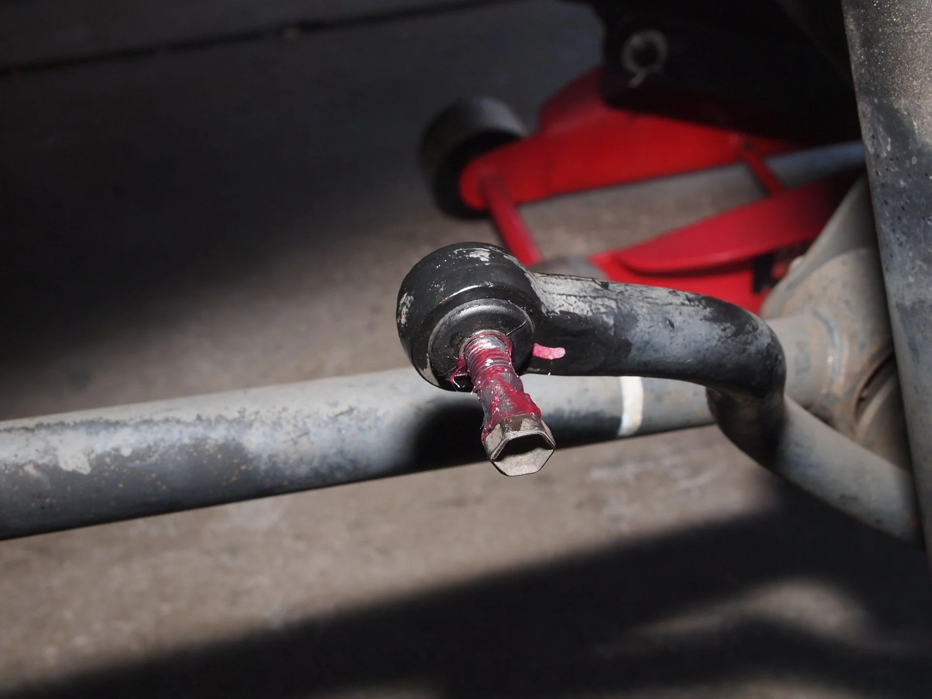 Stabilizer bushings rear replace (4).webp