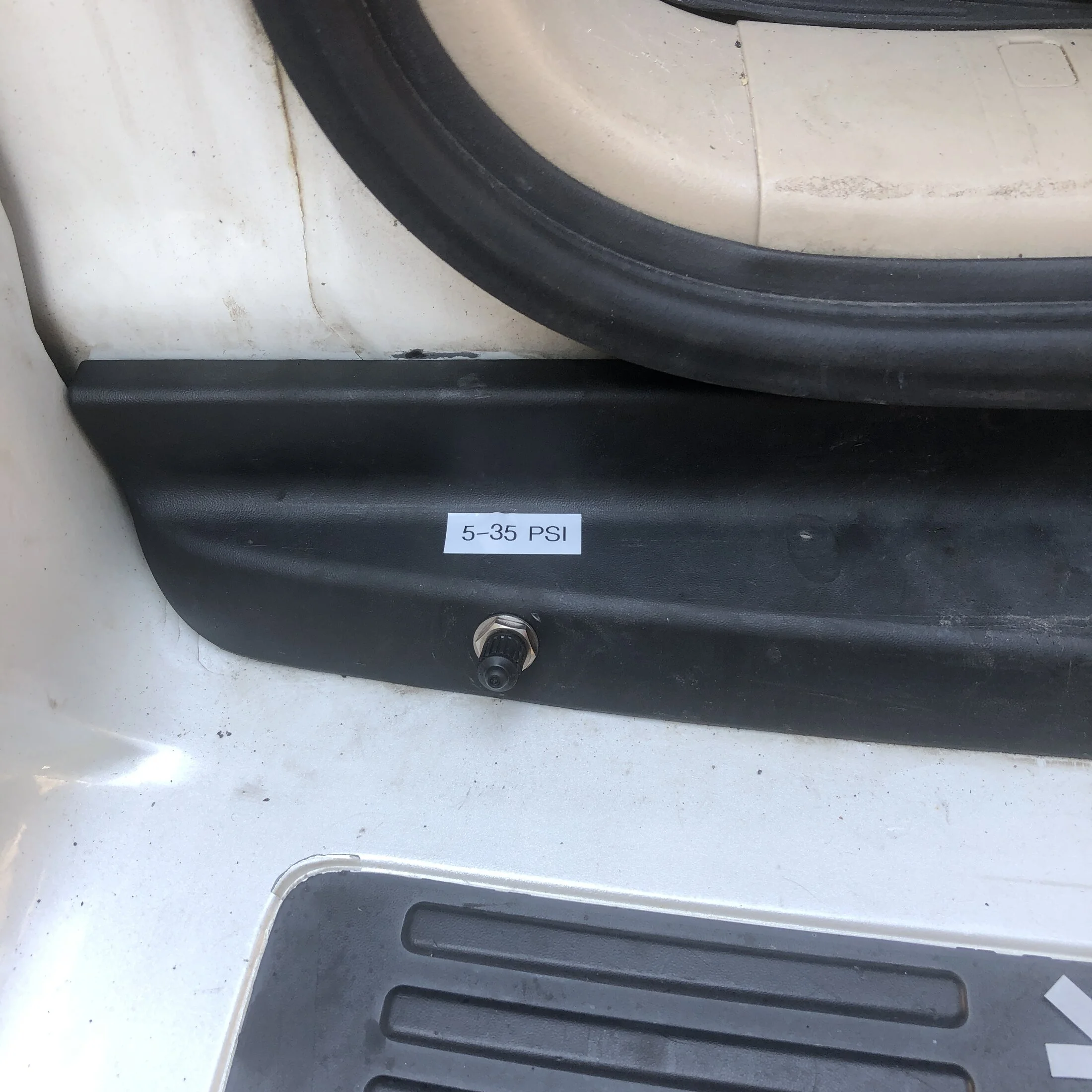 Suspension Air Bag Schrader Valve & Label.webp
