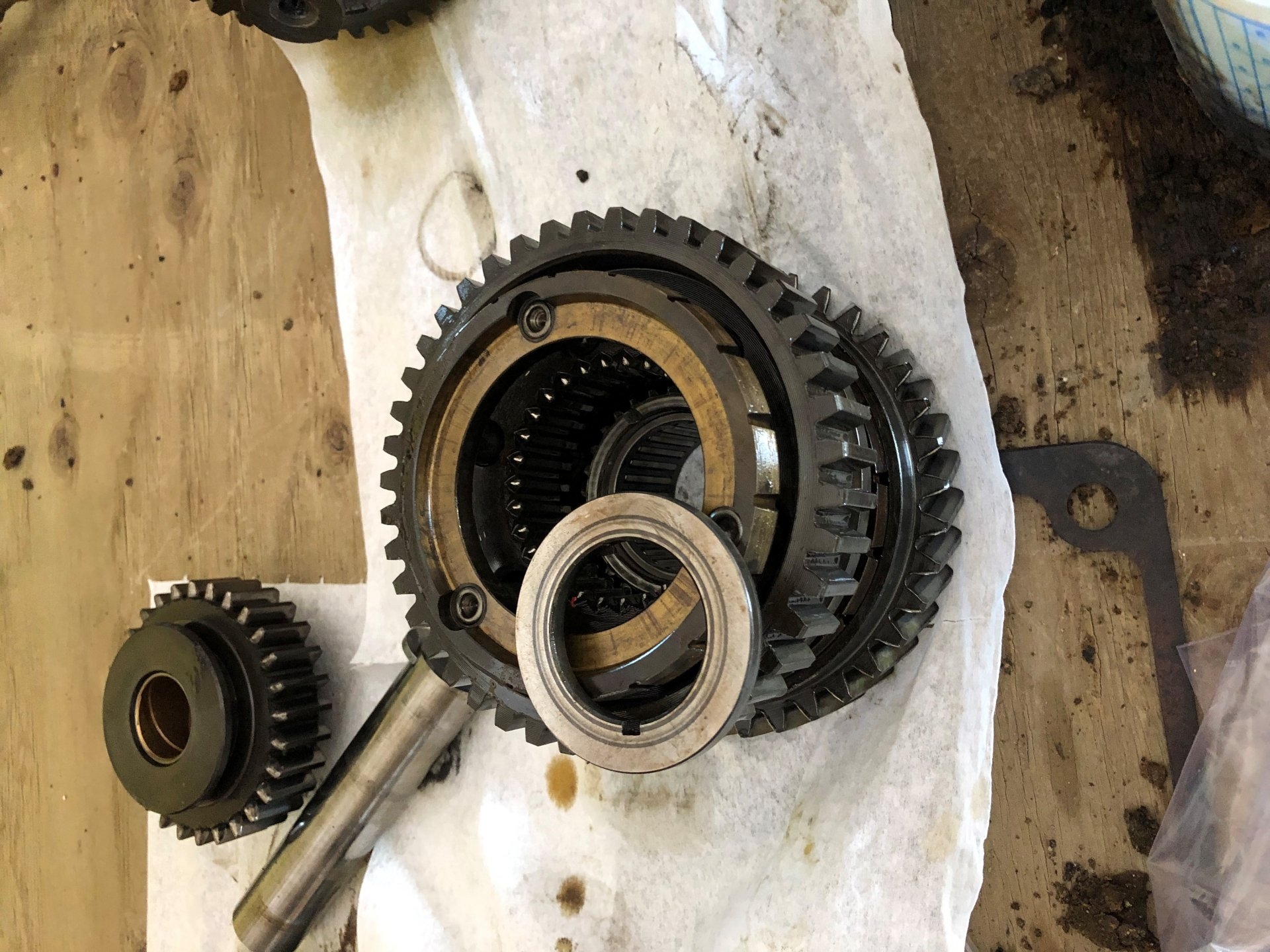 SYNCHRONIZER RING #1 SUB ASSEMBLY 1ST GEAR AND THRUST WASHER REMOVED FROM THE OUTPUT SHAFT.jpg