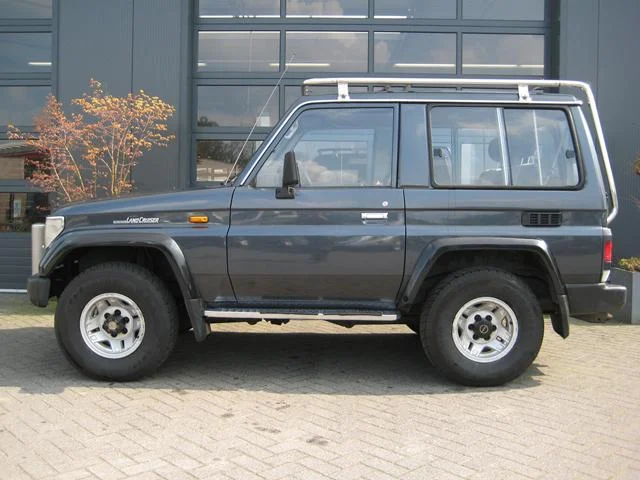 Terreinwagen-Diesel-Blauw-002--31432476-Medium.webp