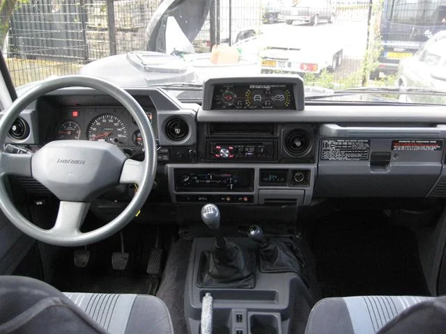 Terreinwagen-Diesel-Blauw-008--31430486-Medium.webp