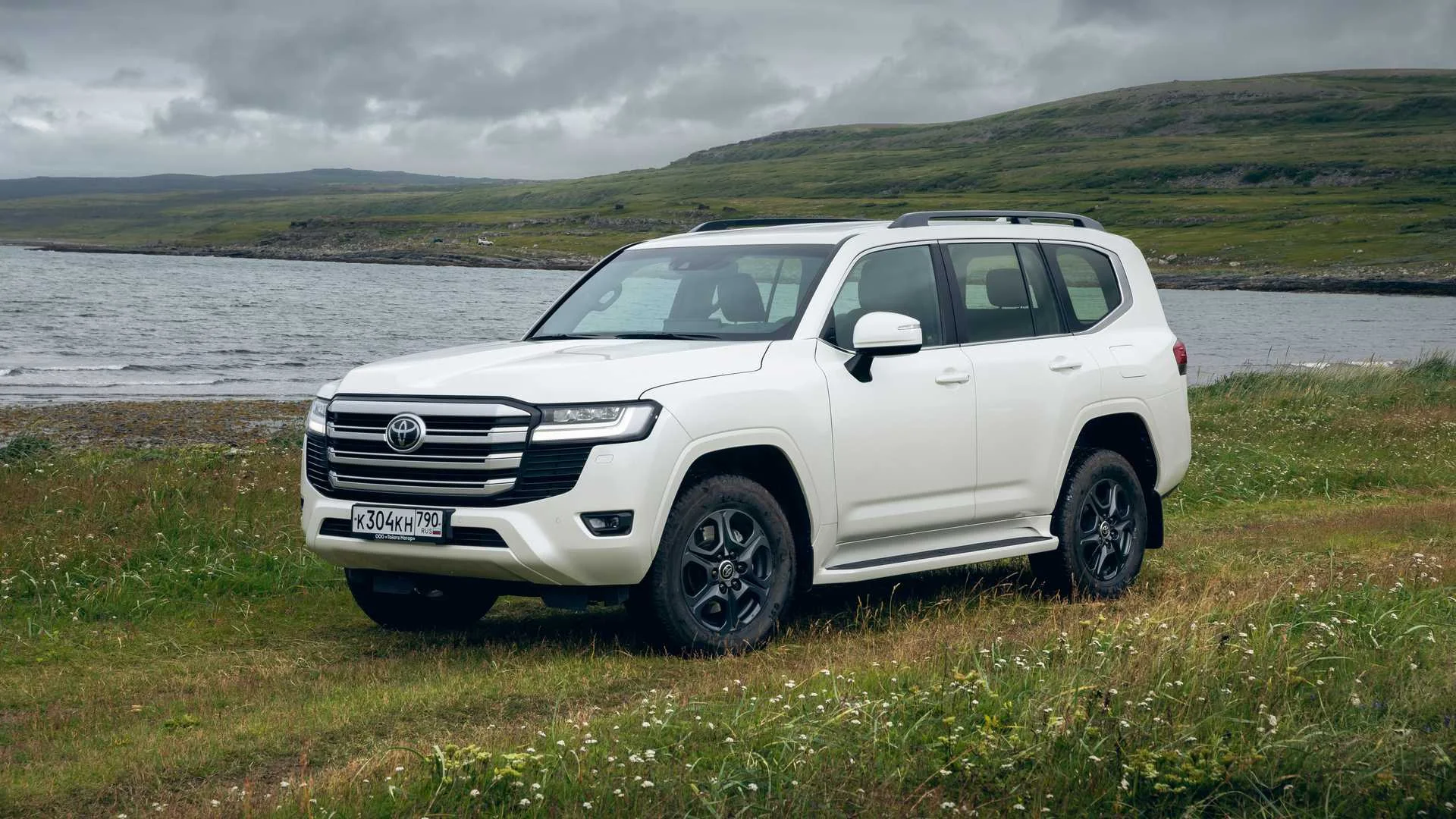 toyota-land-cruiser-300-komfort-v-statike.webp