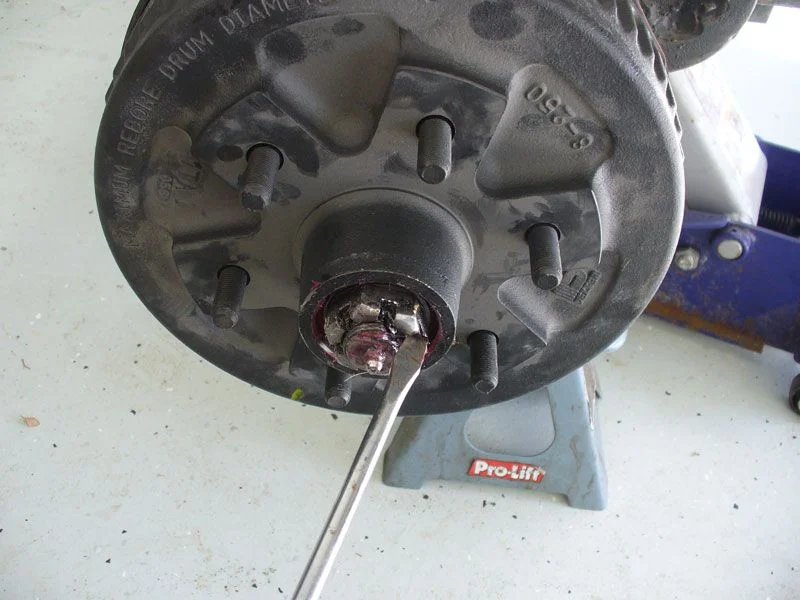 Trailer-Hub-Change-015.webp