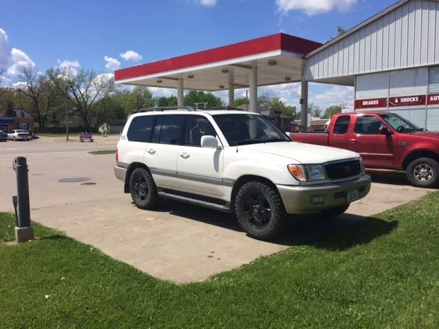 UZJ100MT18Tires2.webp