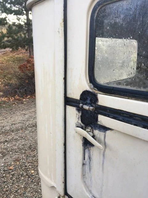 vertical door seals outside.webp