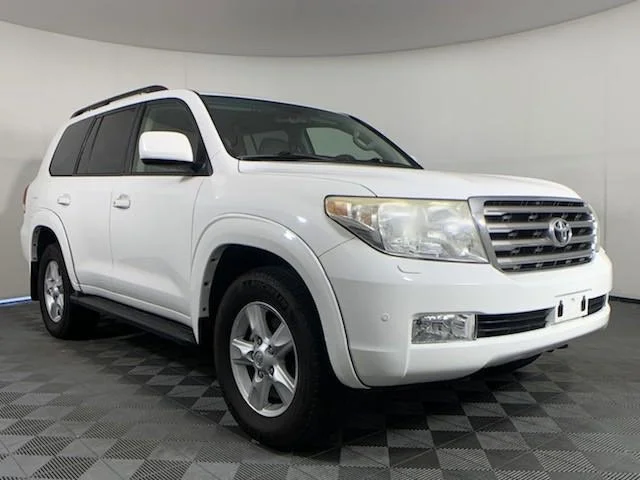 white 200 w fender flares.webp