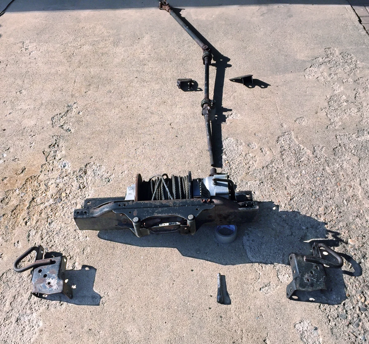 winch with shaft and brackets.jpg