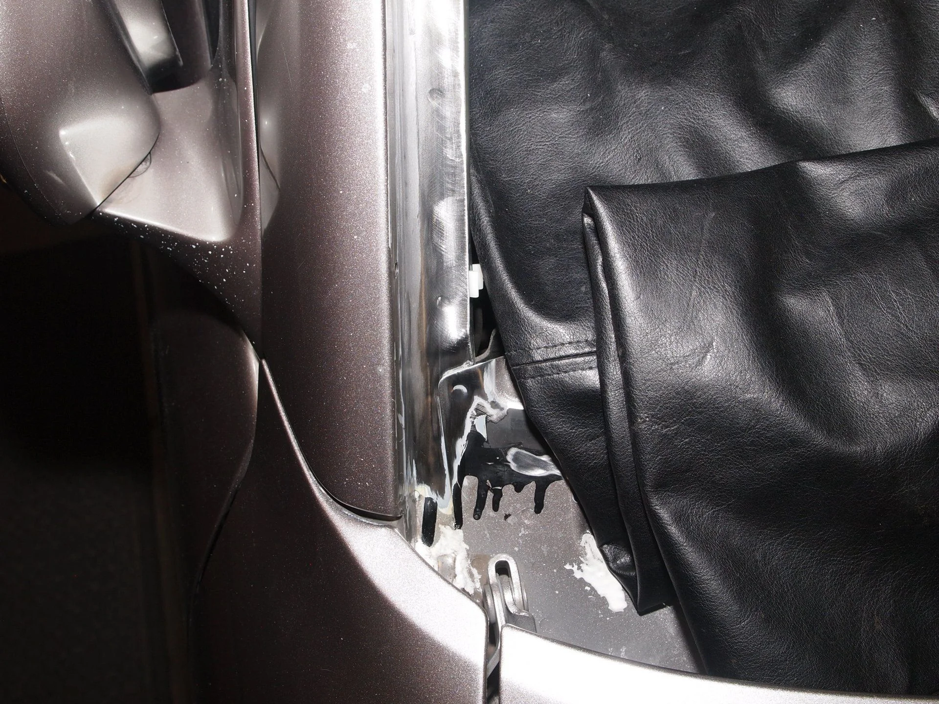 Windshield strip uner molding (18).webp