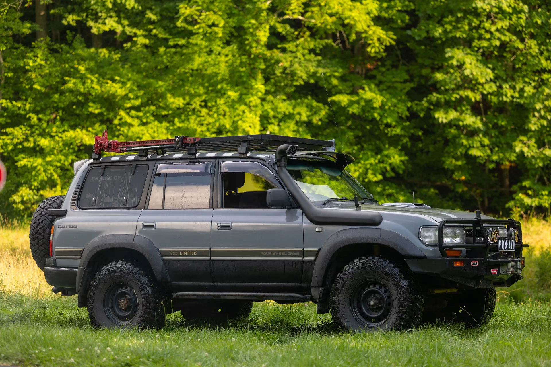 lEhFQS-VywcwmiI7_1990ToyotaLandCruiserVXLimited-07.webp