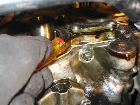 prying Oil pump cover01.webp