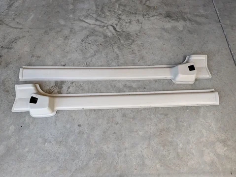 Rear quarter window trim - Ivory