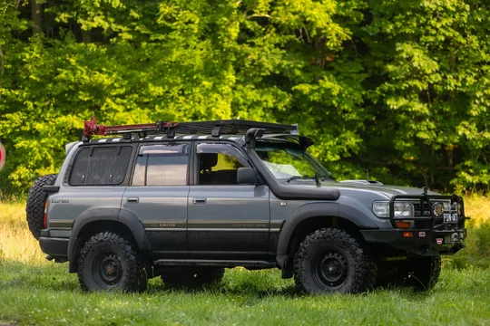 lEhFQS-VywcwmiI7_1990ToyotaLandCruiserVXLimited-07.webp