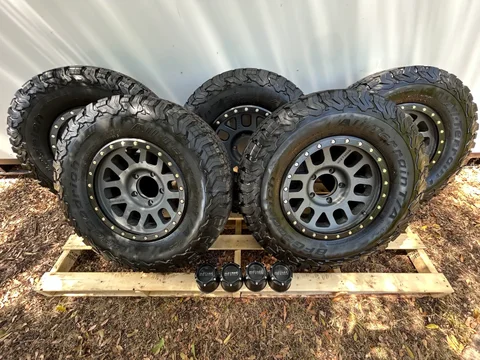 Method 309 17/8.5 - 5x150 - 0 Offset - Tall Center Caps w/ KO2 LT285/70R17 - C Range - Set of 5 - 15/32 tread - Mid 2024 date codes