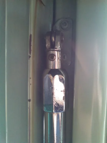 Collapsed strut - half inch from bottom.jpg