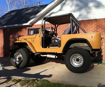 1972 fj40, 350cid, 3" lift, 33s, 10mpg, front disk brake conversion and a never ending place to funnel money.