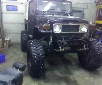 1983 BJ46 RHD
Unimog Axles, Saginaw PS, SOA, Firestone Air Bags in rear.
3B with Turbo, Volvo Intercooler