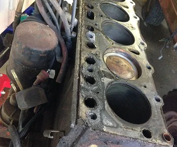 Engine top/pass side view on stand 3