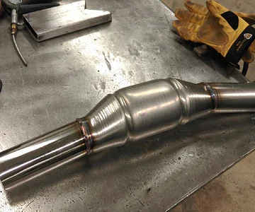 Offset magnaflow cat