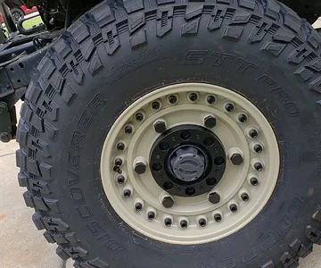 Center cap fitment modification with locking hubs