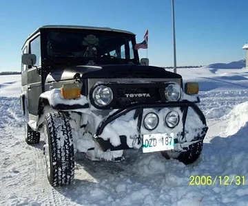 Winter in Winnipeg, Manitoba, Canada. Having fun with the fj40. Without the suspension lift. Decemeber 2006