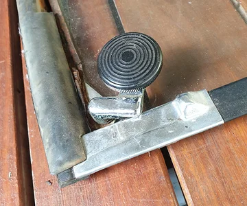VW Kombi Window Knob Closer