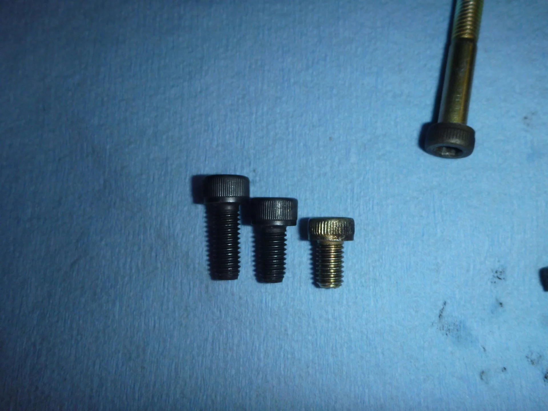 16) Comparison of the size of hex head screws.