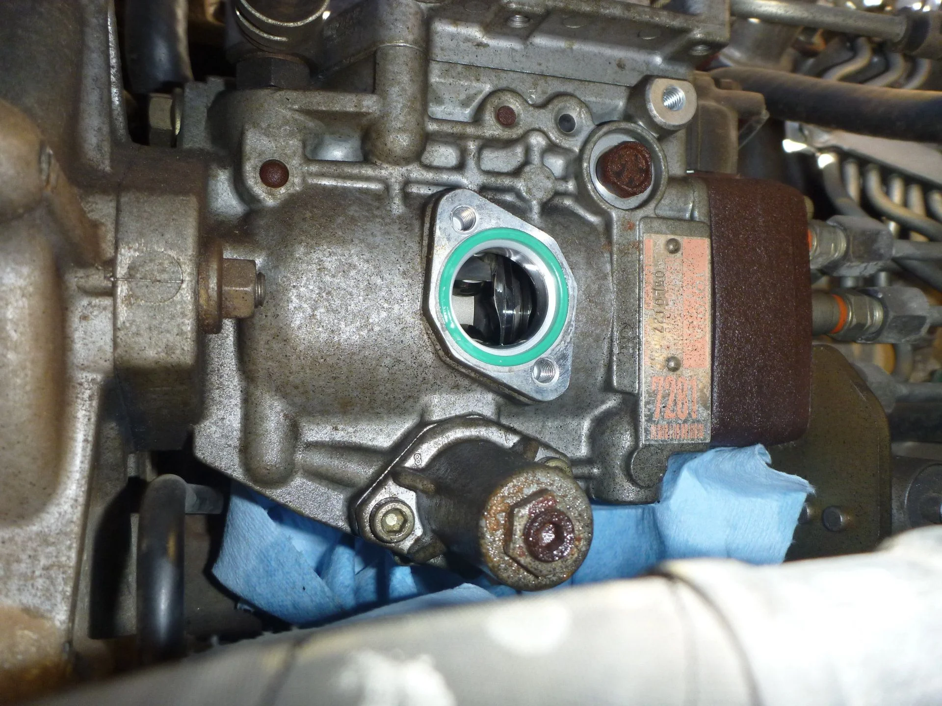 17) New o-ring on injection pump, ready for backing plate