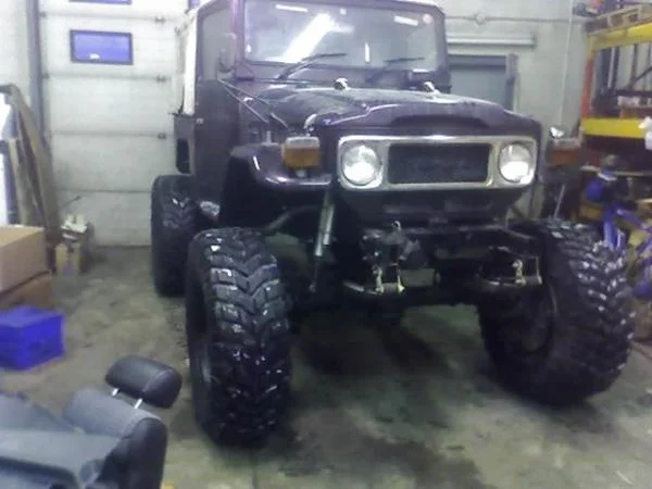 1983 BJ46 RHD
Unimog Axles, Saginaw PS, SOA, Firestone Air Bags in rear.
3B with Turbo, Volvo Intercooler