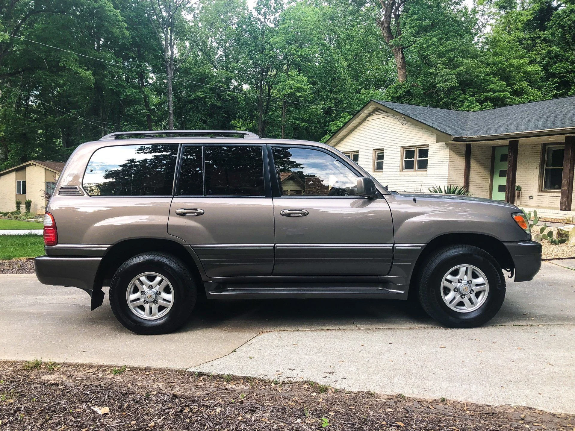 2000 Lexus LX470 with side steps