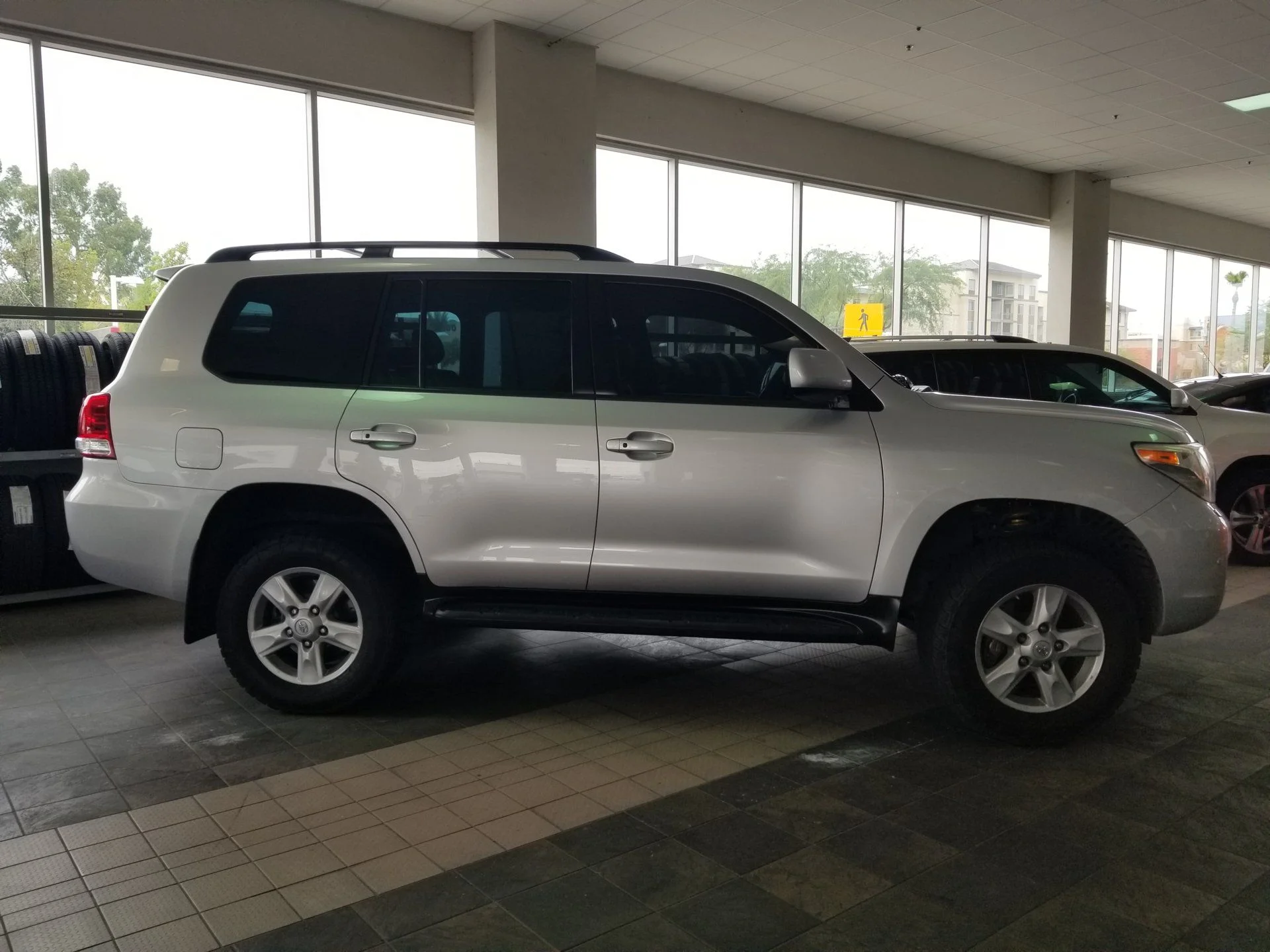2008 LC at Camelback Toyota after Tough Dog lift install