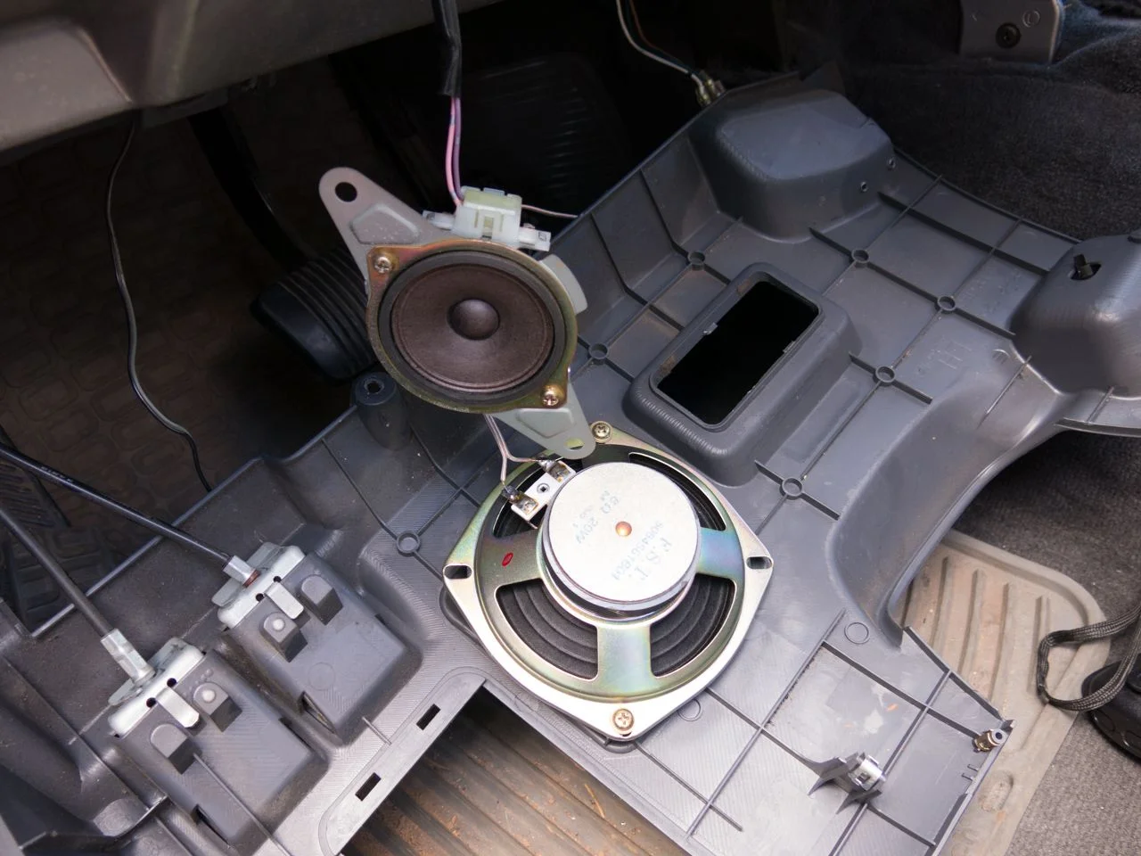 4" Motorola ham speaker installed in factory underdash location