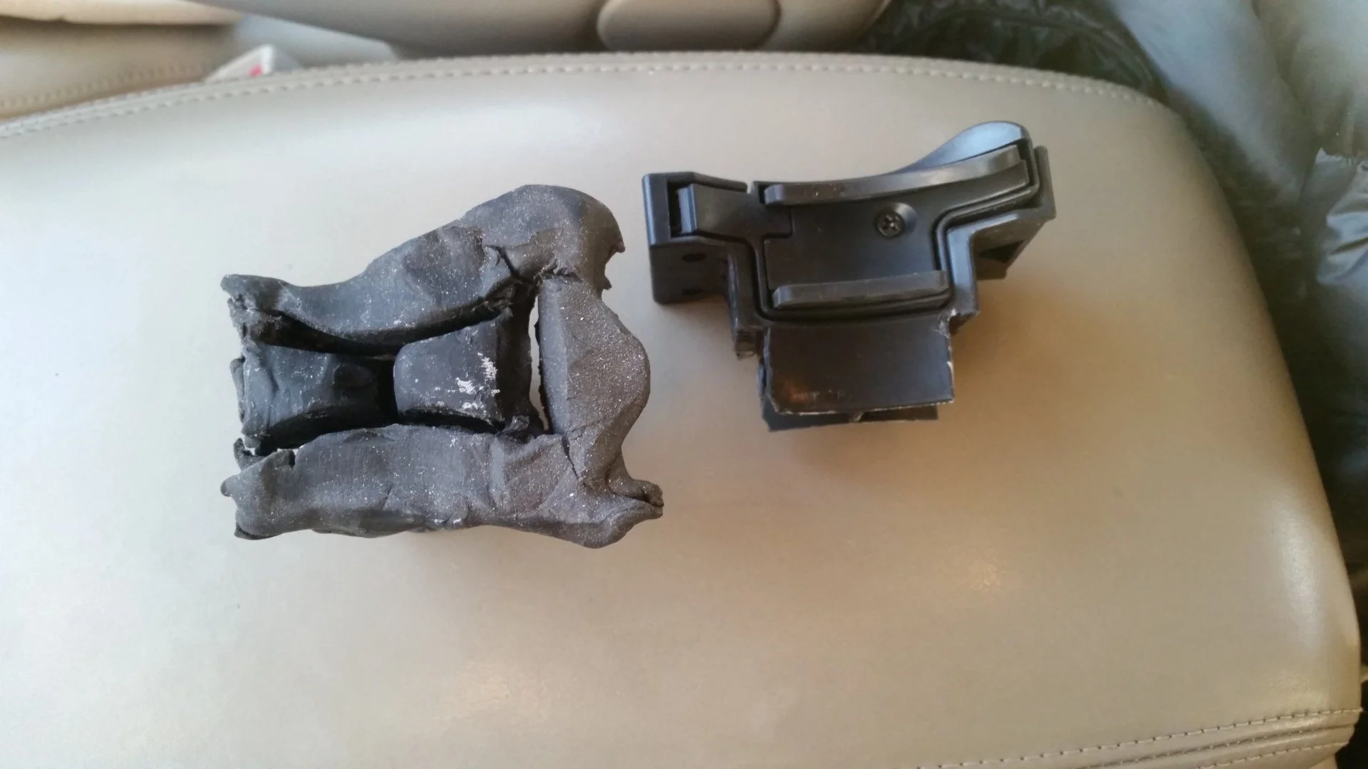 98 LC Cupholder Insert - 3/3