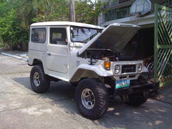 A cool minty BJ40 in Manila.