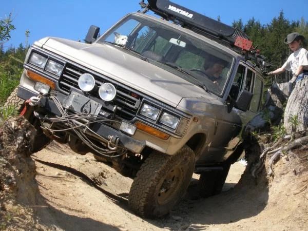 a little side pull from the rear winch to avoid a crunch