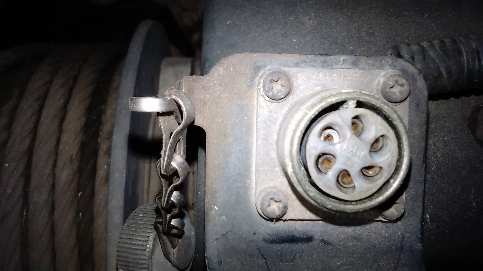 AISIN AI-1000 Electric Winch (12V) connector