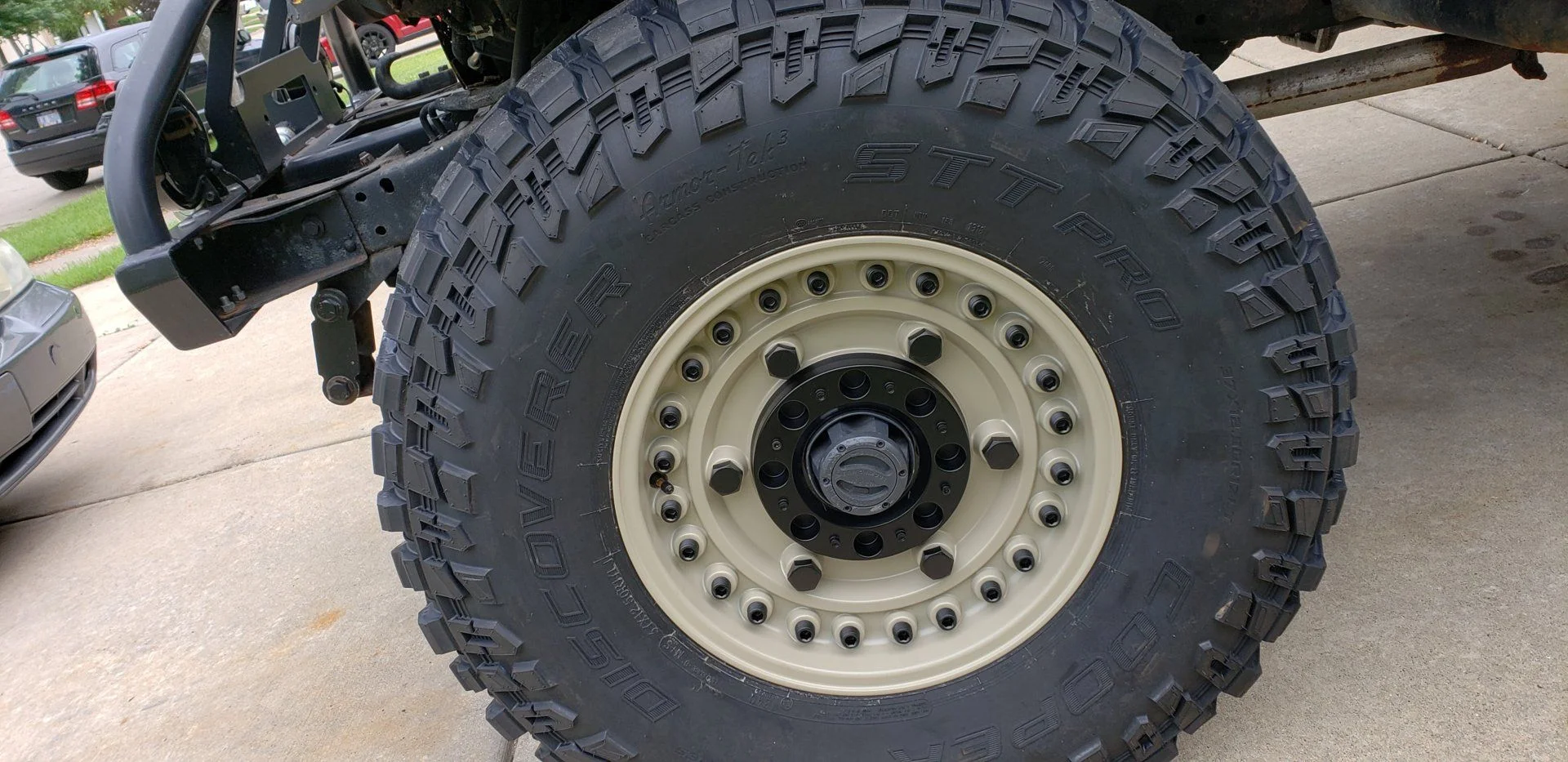 Center cap fitment modification with locking hubs
