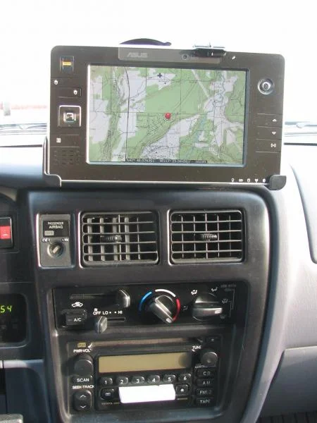 Dale's Asus R2H on a RAM mount running Overland Navigator 2.0.