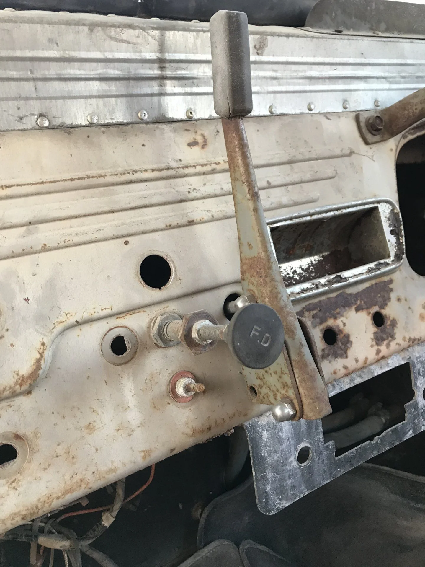Dash handle