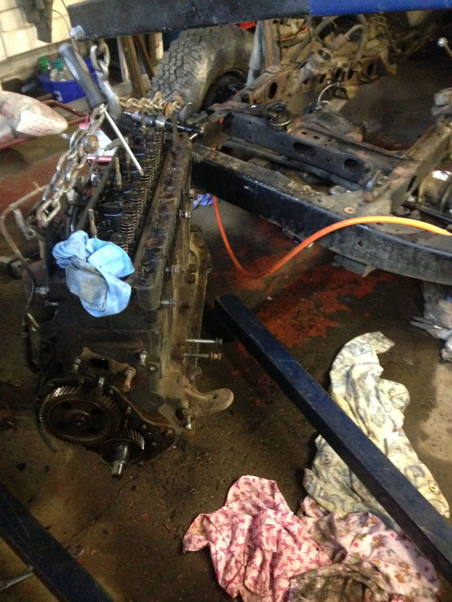 Engine on hoist top/front view 4