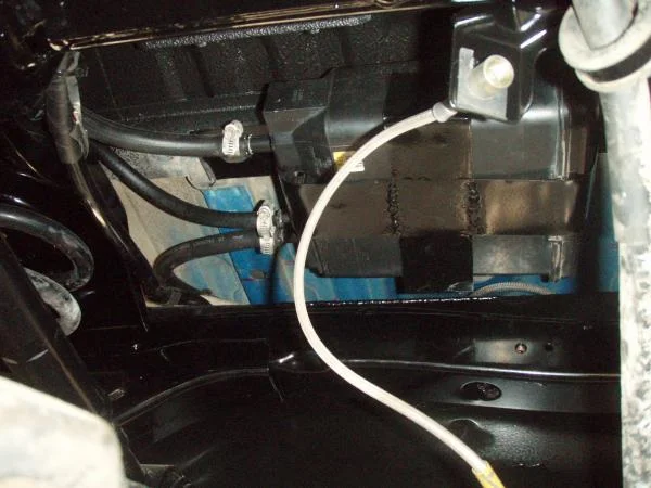 Evap Canister. After spending a couple of hours trying to fit this thing on the engine bay I gave up. Its sitting under the rig just above and in front of the gas tank. Bottom hose goes to the pump/tank small middle hose goes to the engine evap switch and
