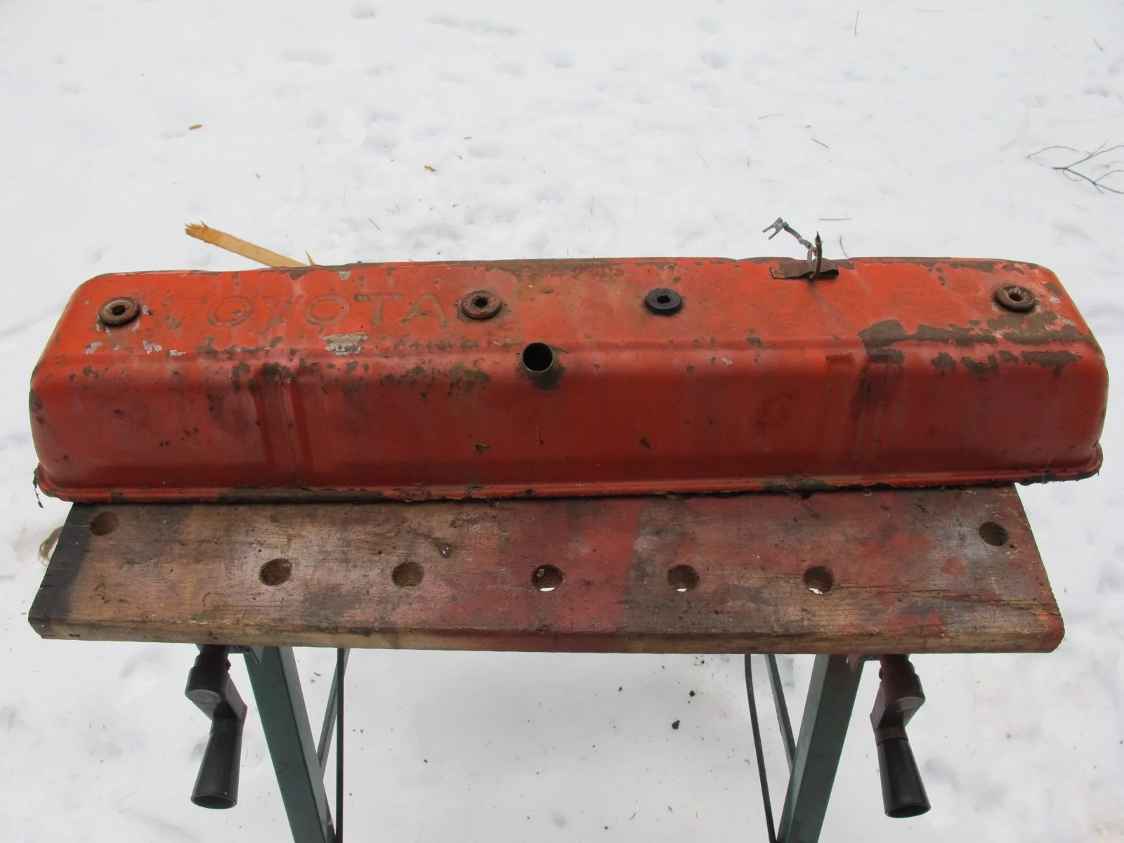 F Engine valve cover (2)
