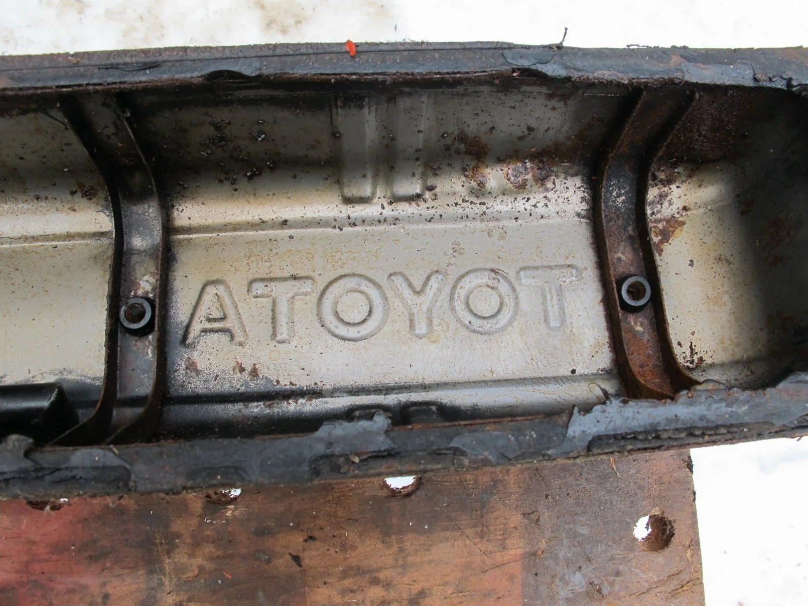F Engine valve cover (3)