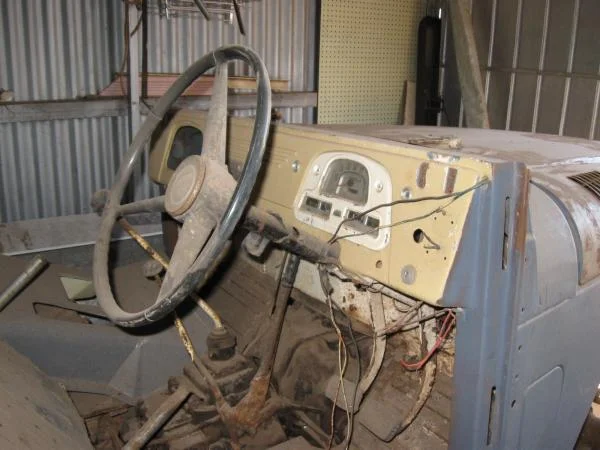 FJ25 Interior, and it does include the windscreen.